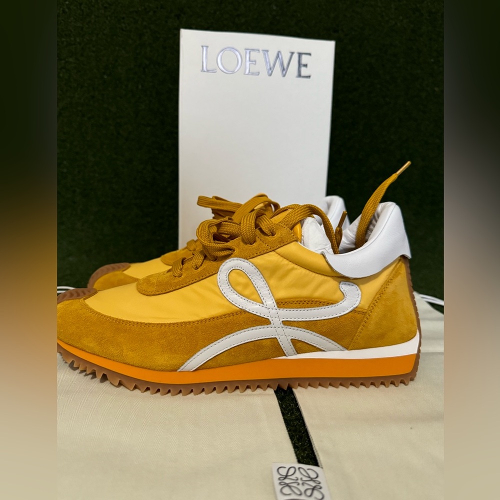 Loewe flow runners size 9 US